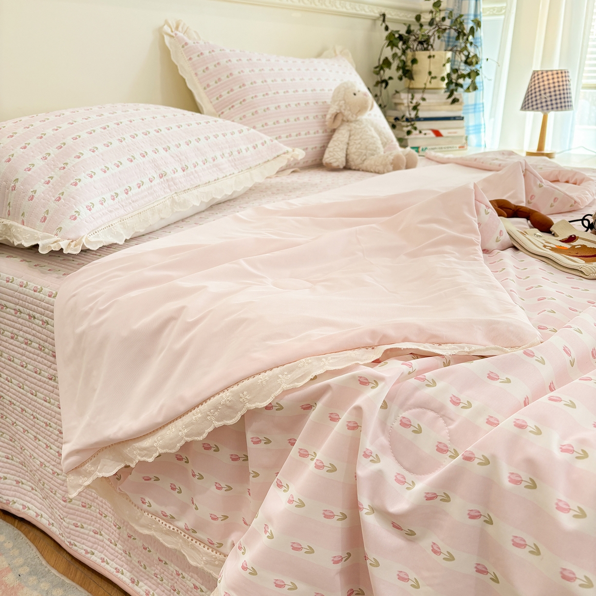 91家纺网 家纺一手货源 找家纺 优悦生活馆 2026新款花边款锦氨凉感丝夏被 粉黛