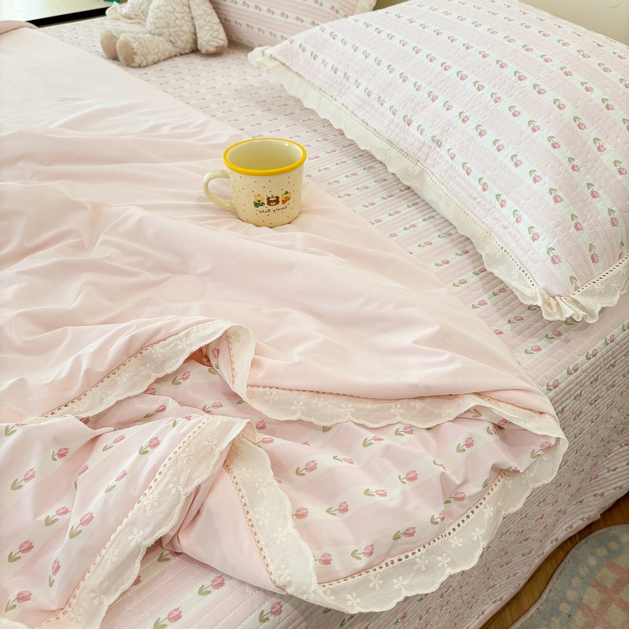 91家纺网 家纺一手货源 找家纺 优悦生活馆 2026新款花边款锦氨凉感丝夏被 粉黛