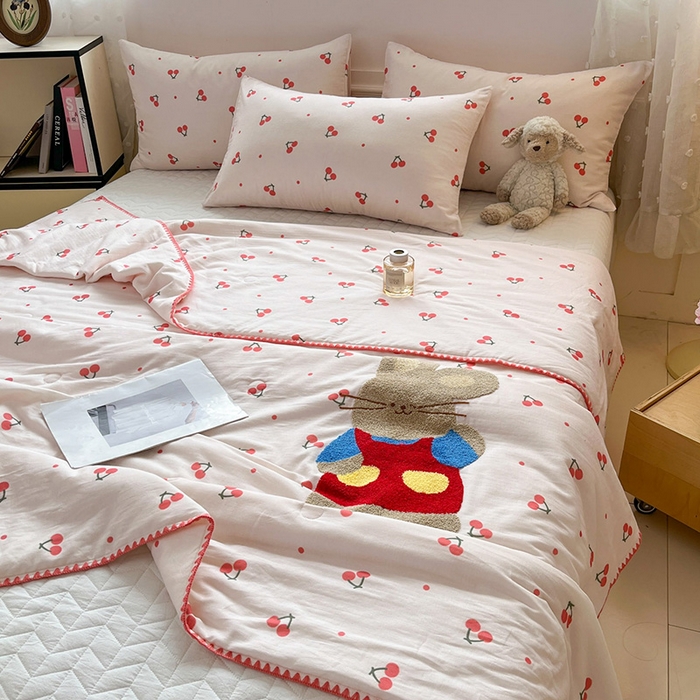 91家纺网 家纺一手货源 找家纺 一加一 2026新款全棉双层纱卡通毛巾绣大豆夏被夏凉被空调被-卡通生活 樱桃小兔