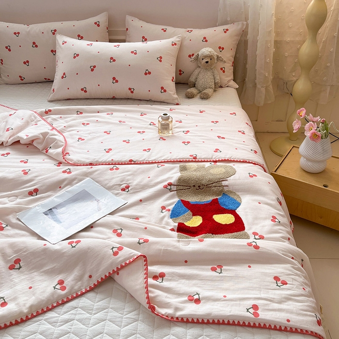 91家纺网 家纺一手货源 找家纺 一加一 2026新款全棉双层纱卡通毛巾绣大豆夏被夏凉被空调被-卡通生活 樱桃小兔