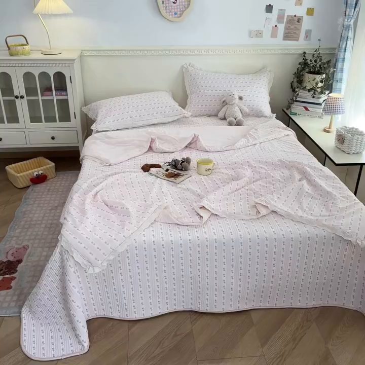 91家纺网 家纺一手货源 找家纺 优悦生活馆 2026新款花边款锦氨凉感丝夏被 粉黛