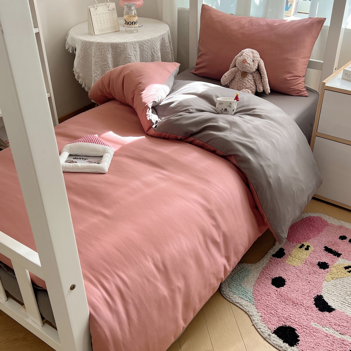 91家纺网 家纺一手货源 找家纺 缦绣阁家纺 2026新款亲肤水洗棉纯色四件套床单被罩被套单件学生宿舍上下铺单人三件套 豆沙浅灰