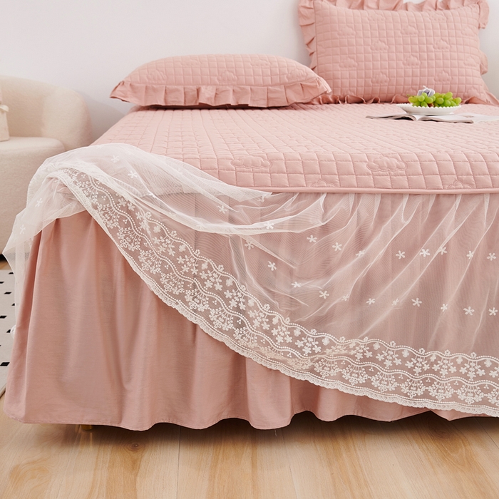 91家纺网 家纺一手货源 找家纺 沁童儿童用品店 2026新款全棉纯棉夹棉花边床裙系列 淡粉色