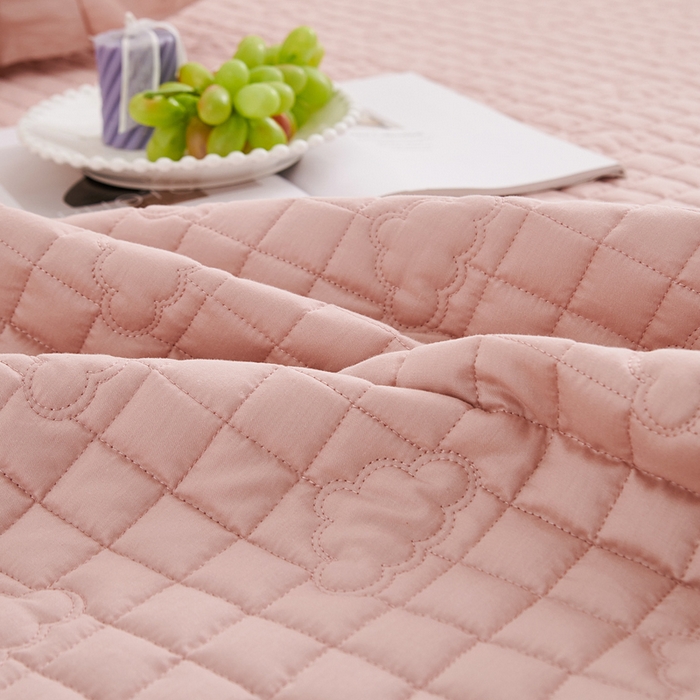 91家纺网 家纺一手货源 找家纺 沁童儿童用品店 2026新款全棉纯棉夹棉花边床裙系列 淡粉色