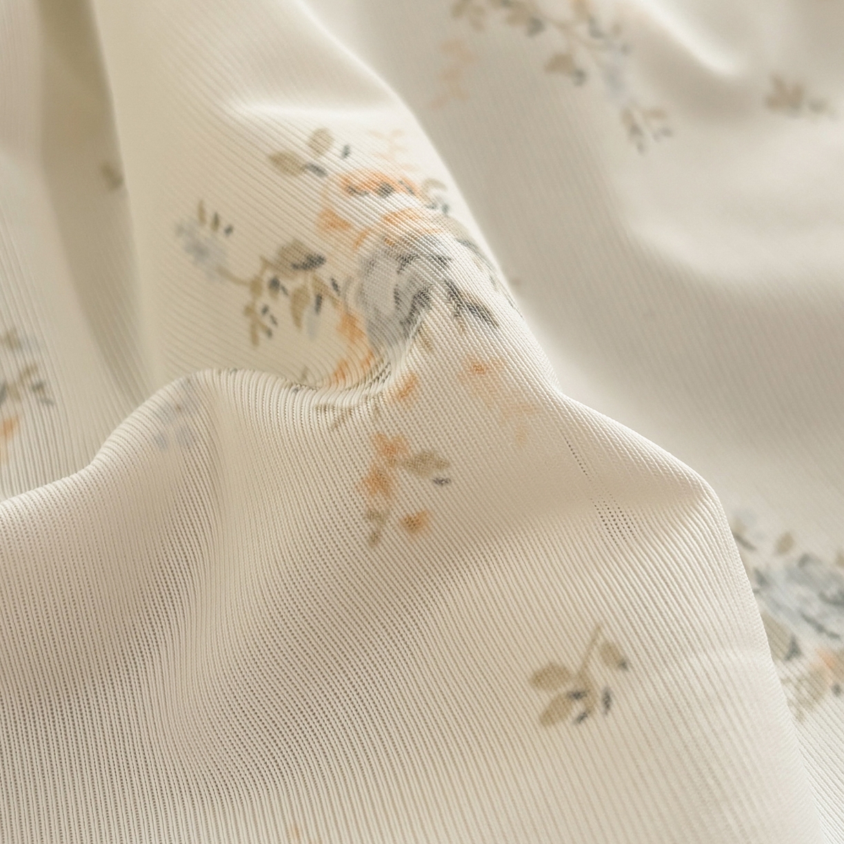 91家纺网 家纺一手货源 找家纺 优悦生活馆 2026新款花边款锦氨凉感丝夏被 花信