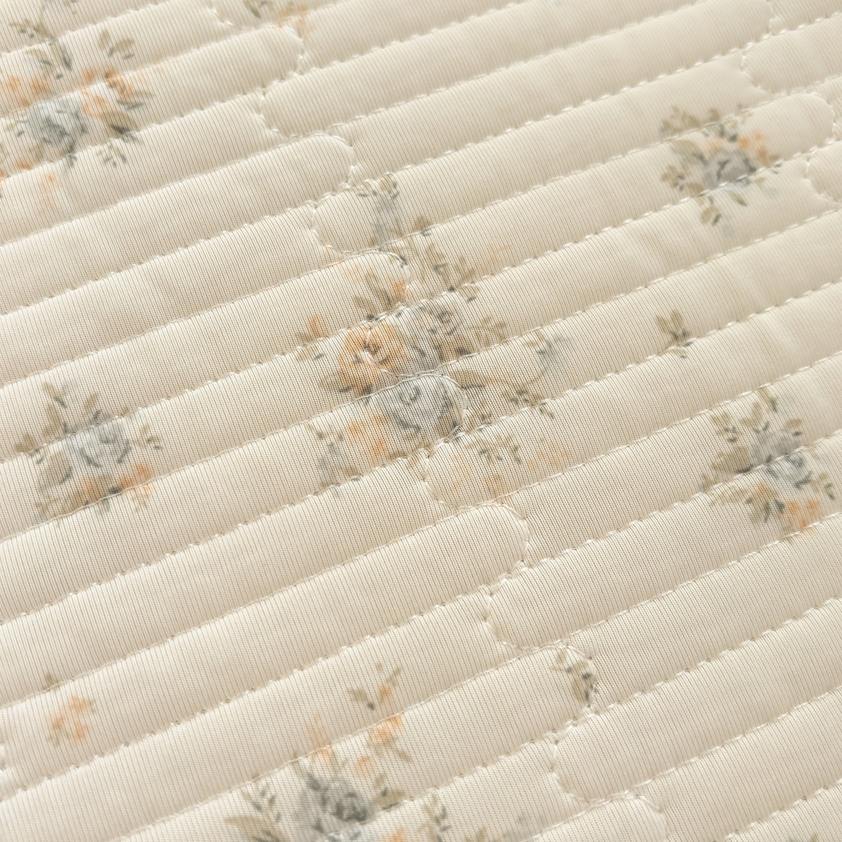 91家纺网 家纺一手货源 找家纺 优悦生活馆 2026新款花边款锦氨凉感丝夏被 花信