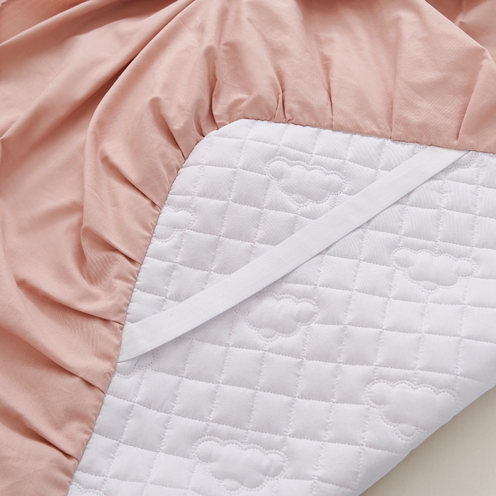 91家纺网 家纺一手货源 找家纺 沁童儿童用品店 2026新款全棉纯棉夹棉花边床裙系列 淡粉色