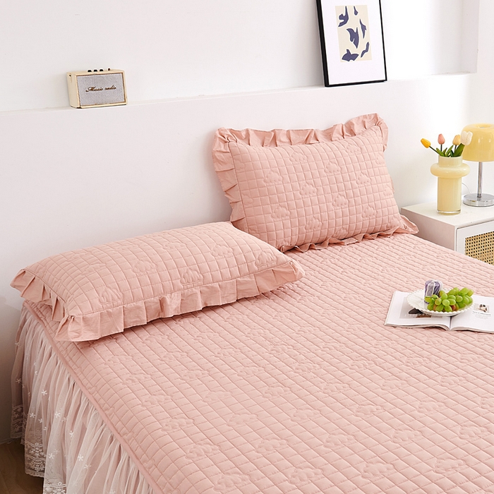 91家纺网 家纺一手货源 找家纺 沁童儿童用品店 2026新款全棉纯棉夹棉花边床裙系列 淡粉色