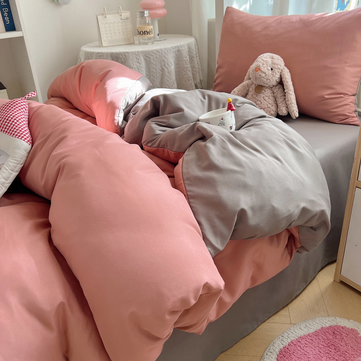 91家纺网 家纺一手货源 找家纺 缦绣阁家纺 2026新款亲肤水洗棉纯色四件套床单被罩被套单件学生宿舍上下铺单人三件套 豆沙浅灰