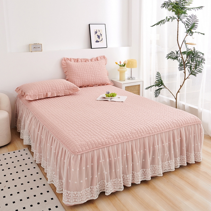 91家纺网 家纺一手货源 找家纺 沁童儿童用品店 2026新款全棉纯棉夹棉花边床裙系列 淡粉色