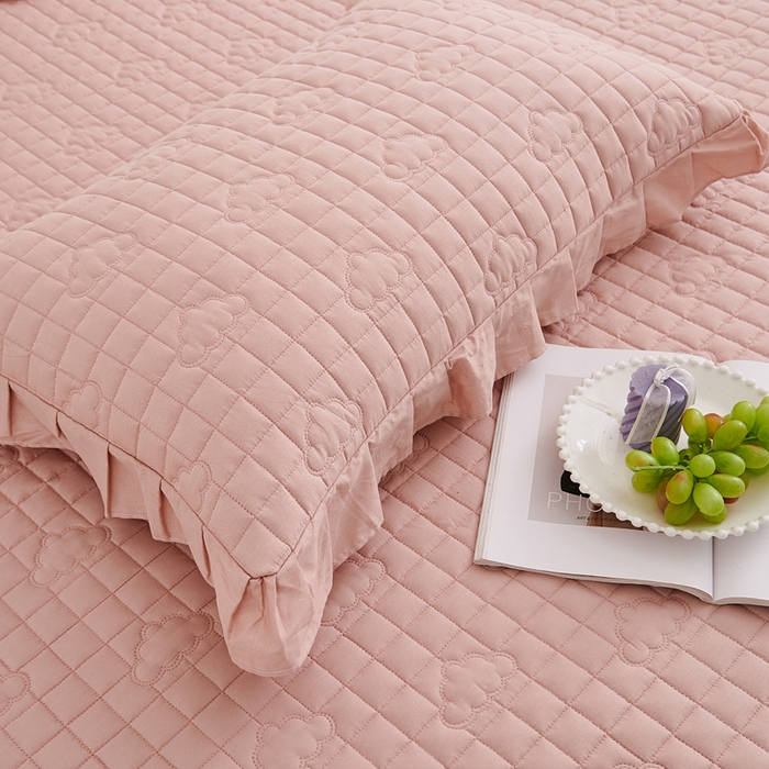 91家纺网 家纺一手货源 找家纺 沁童儿童用品店 2026新款全棉纯棉夹棉花边床裙系列 淡粉色