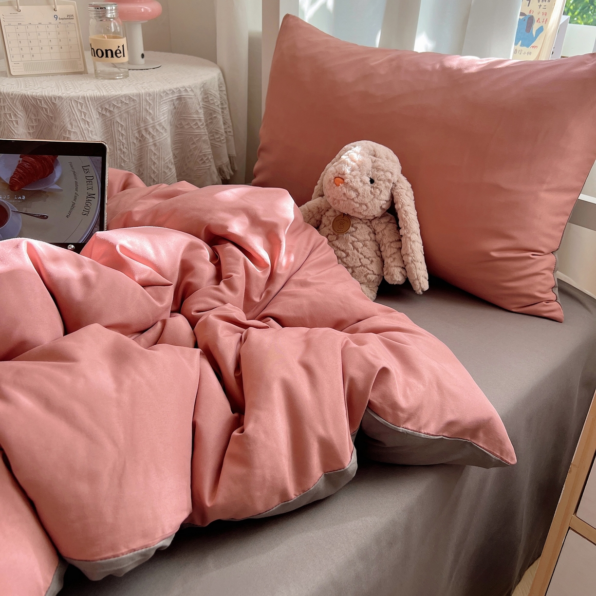 91家纺网 家纺一手货源 找家纺 缦绣阁家纺 2026新款亲肤水洗棉纯色四件套床单被罩被套单件学生宿舍上下铺单人三件套 豆沙浅灰