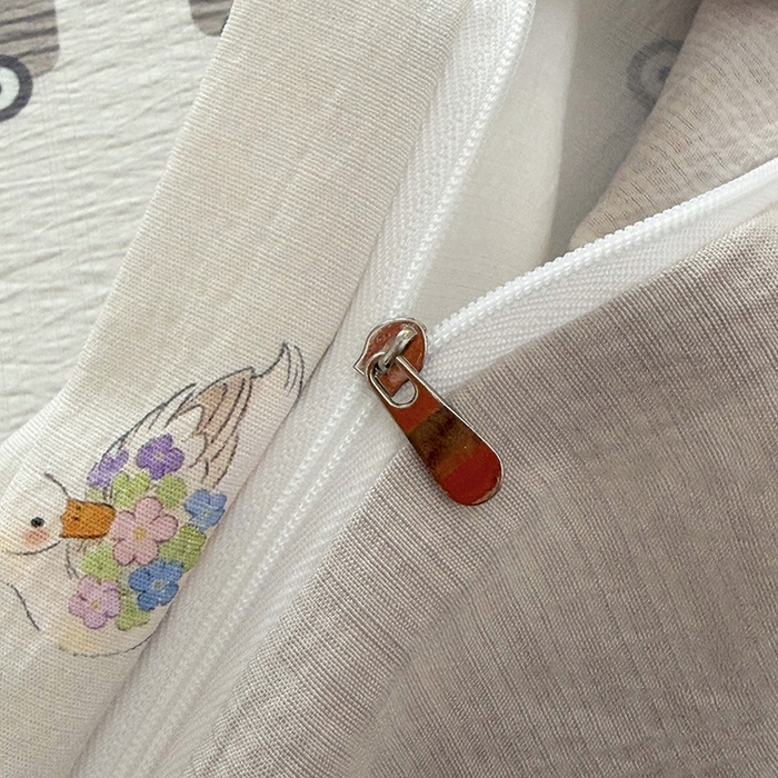 91家纺网 家纺一手货源 找家纺 悠米悠家 2026新款亲肤舒适木棉双层纱印花四件套 云间小铁道