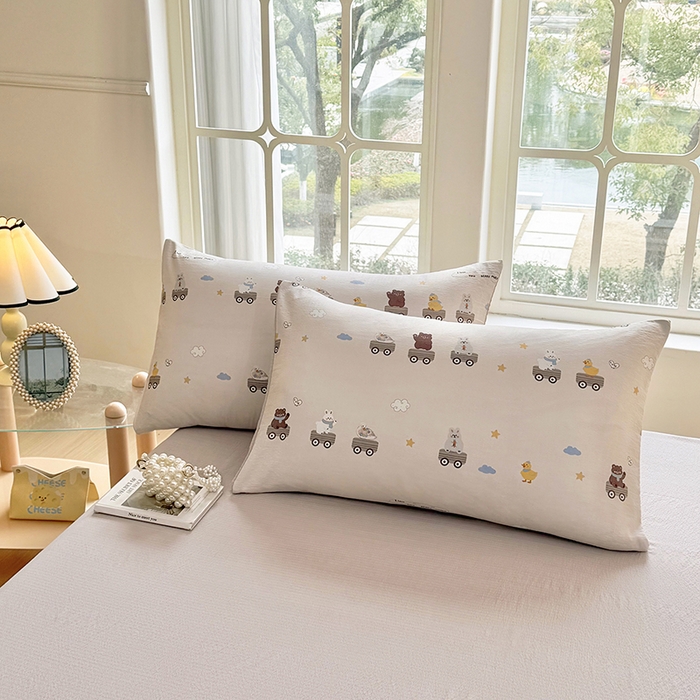 91家纺网 家纺一手货源 找家纺 悠米悠家 2026新款亲肤舒适木棉双层纱印花四件套 云间小铁道