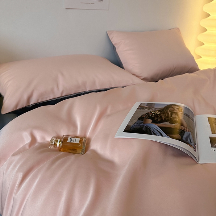 91家纺网 家纺一手货源 找家纺 缦绣阁家纺  2026新款夏季轻奢水洗冰丝四件套真丝简约纯色被罩被套学生宿舍三件套-洛可可系列 洛可可-粉色+银灰