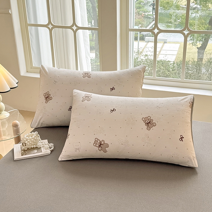 91家纺网 家纺一手货源 找家纺 悠米悠家 2026新款亲肤舒适木棉双层纱印花四件套 可可萌熊