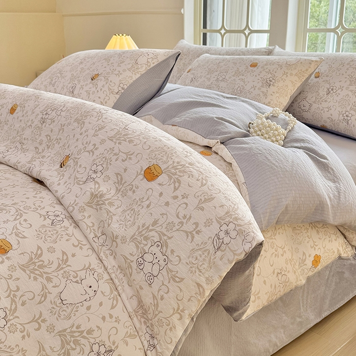 91家纺网 家纺一手货源 找家纺 悠米悠家 2026新款亲肤舒适木棉双层纱印花四件套 蜜熊絮语