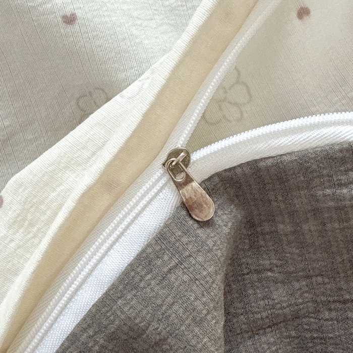 91家纺网 家纺一手货源 找家纺 悠米悠家 2026新款亲肤舒适木棉双层纱印花四件套 可可萌熊