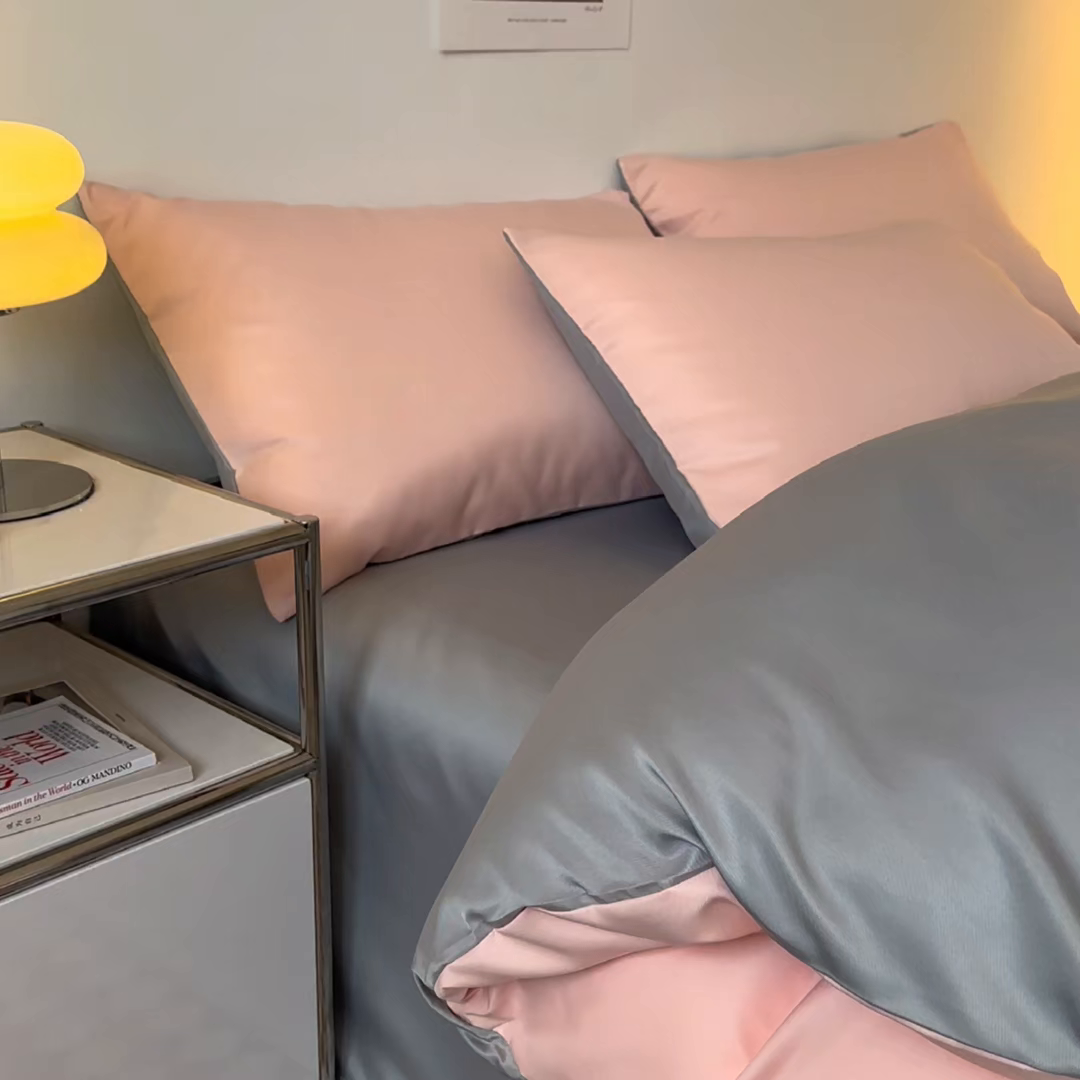 91家纺网 家纺一手货源 找家纺 缦绣阁家纺  2026新款夏季轻奢水洗冰丝四件套真丝简约纯色被罩被套学生宿舍三件套-洛可可系列 洛可可-粉色+银灰
