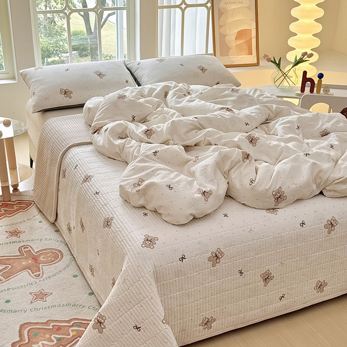 91家纺网 家纺一手货源 找家纺 悠米悠家 2026新款亲肤舒适木棉双层纱印花四件套 可可萌熊