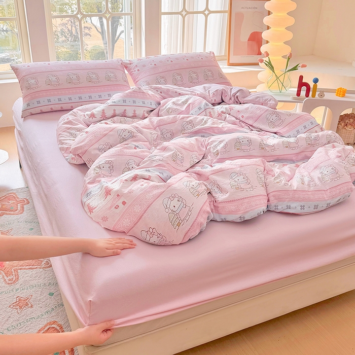 91家纺网 家纺一手货源 找家纺 悠米悠家 2026新款亲肤舒适木棉双层纱印花四件套 Kitty冬日甜梦