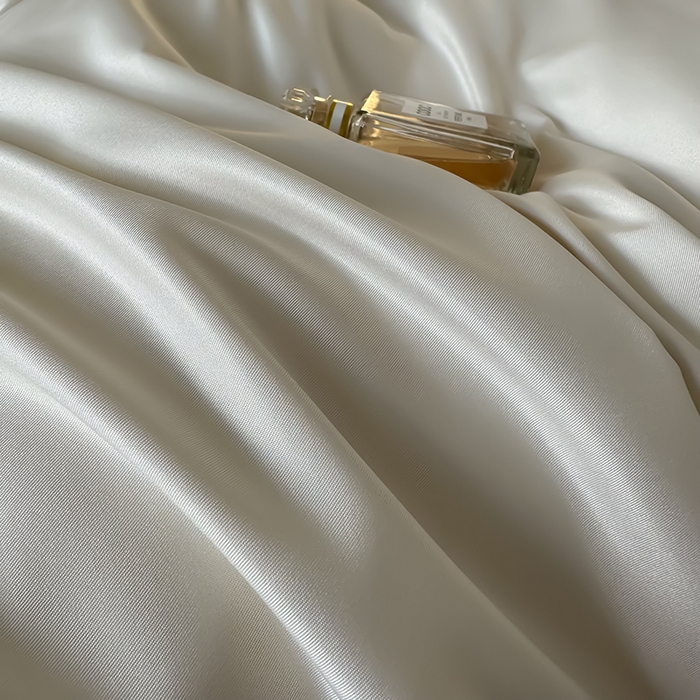 91家纺网 家纺一手货源 找家纺 缦绣阁家纺  2026新款夏季轻奢水洗冰丝四件套真丝简约纯色被罩被套学生宿舍三件套-洛可可系列 洛可可-奶昔粉