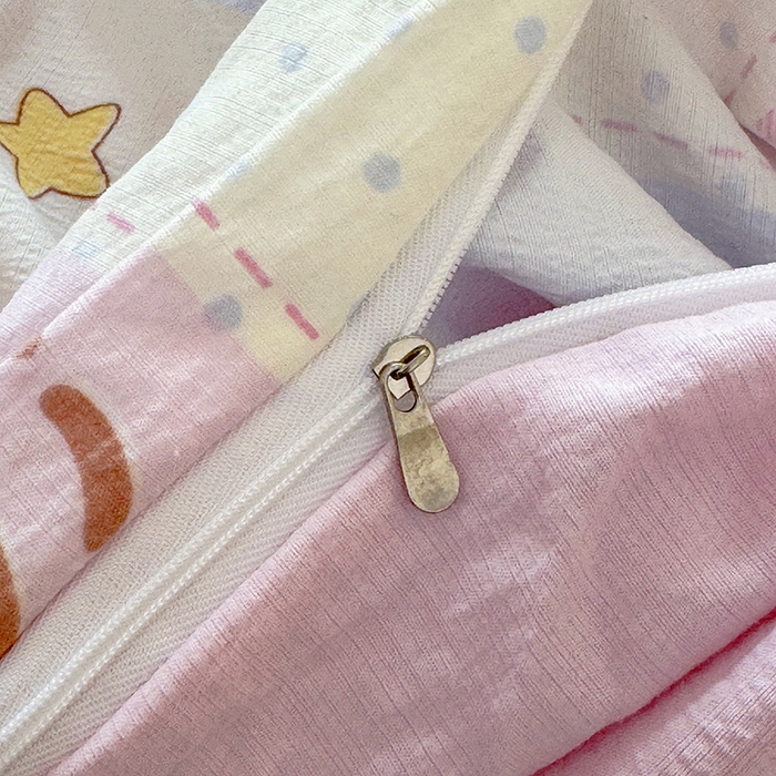 91家纺网 家纺一手货源 找家纺 悠米悠家 2026新款亲肤舒适木棉双层纱印花四件套 趣味乐园