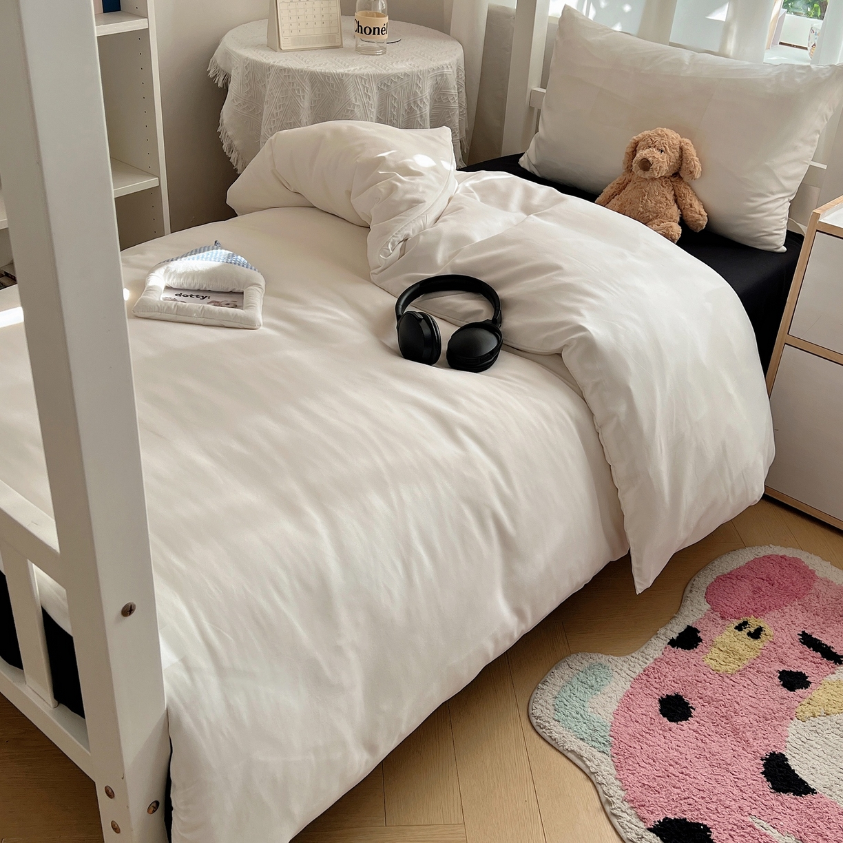 91家纺网 家纺一手货源 找家纺 缦绣阁家纺 2026新款亲肤水洗棉纯色四件套床单被罩被套单件学生宿舍上下铺单人三件套 奶白酷黑