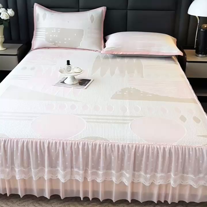 91家纺网 家纺一手货源 找家纺 （总）宜派家纺 2026新款几何PE凉感丝床裙款凉席三件套