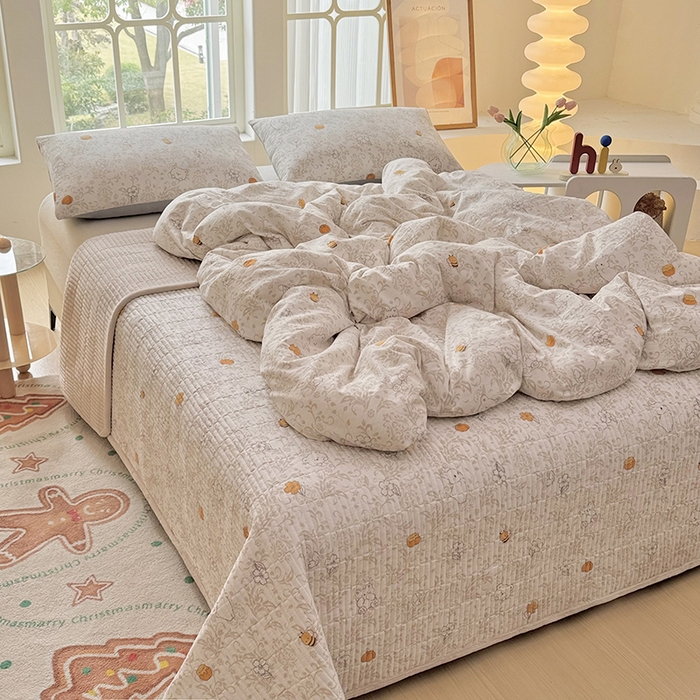 91家纺网 家纺一手货源 找家纺 悠米悠家 2026新款亲肤舒适木棉双层纱印花四件套 蜜熊絮语