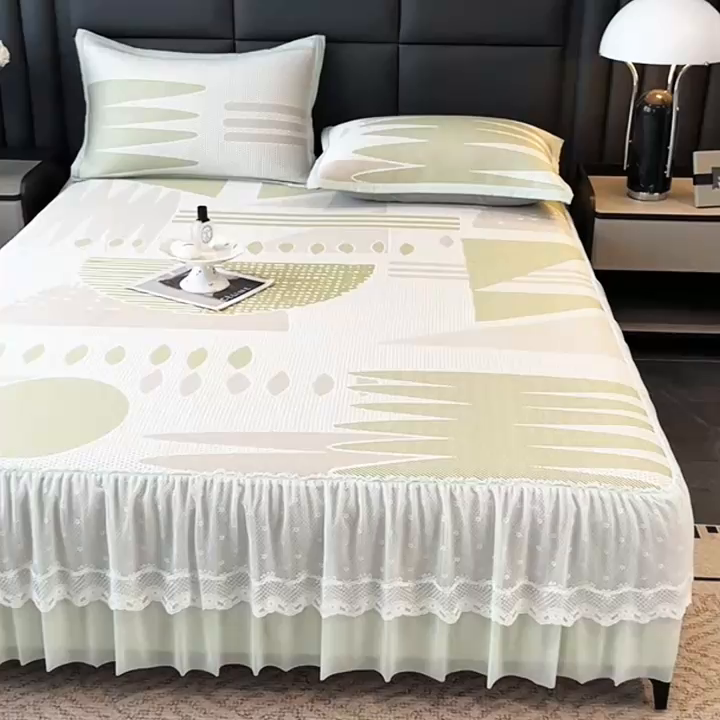 91家纺网 家纺一手货源 找家纺 宜派家纺 2026新款几何PE凉感丝床裙款凉席三件套 几何绿-床裙