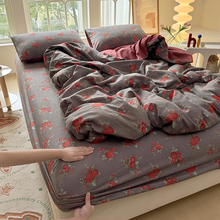 91家纺网 家纺一手货源 找家纺 悠米悠家 2026新款亲肤舒适木棉双层纱印花四件套 绯烟絮语