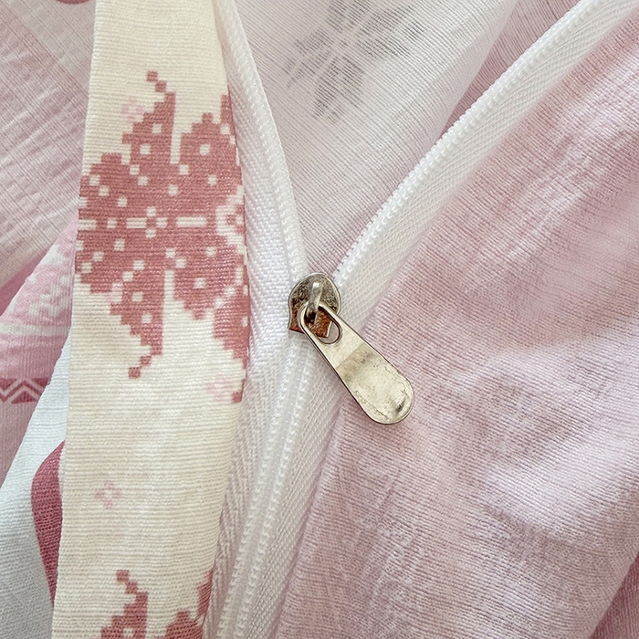 91家纺网 家纺一手货源 找家纺 悠米悠家 2026新款亲肤舒适木棉双层纱印花四件套 Kitty冬日甜梦