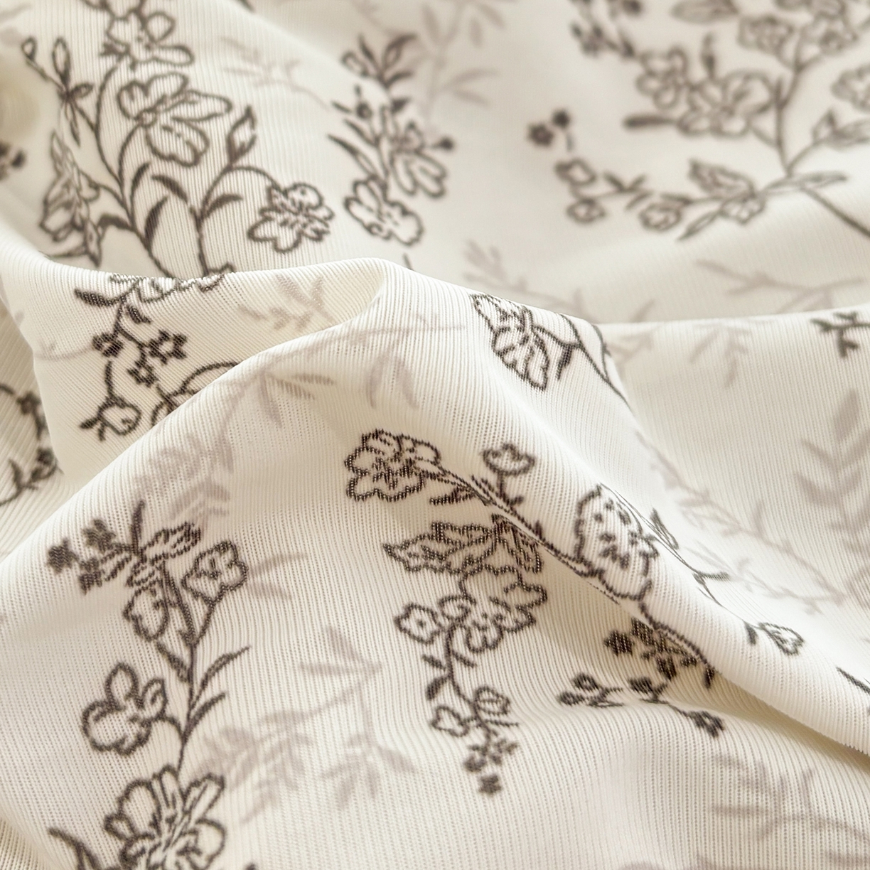 91家纺网 家纺一手货源 找家纺 优悦生活馆 2026新款花边款锦氨凉感丝夏被 素锦