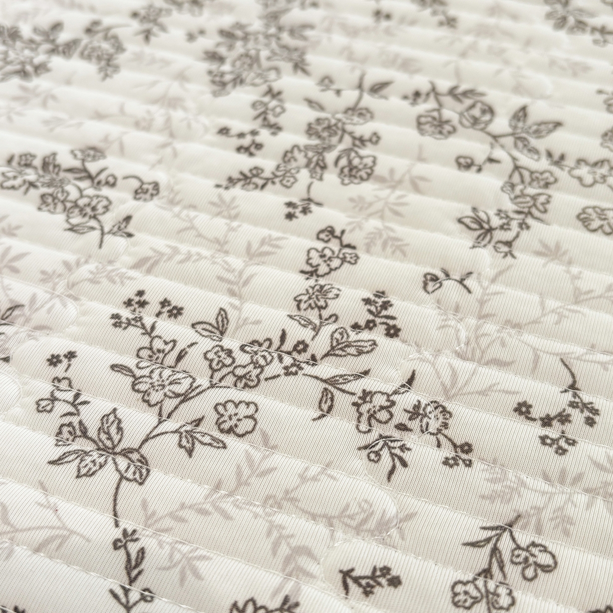 91家纺网 家纺一手货源 找家纺 优悦生活馆 2026新款花边款锦氨凉感丝夏被 素锦