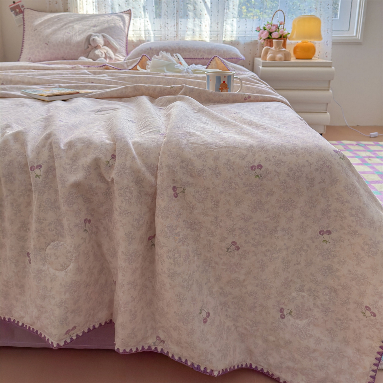 91家纺网 家纺一手货源 找家纺 被窝家纺 2026春夏新款贝壳边全棉双层纱大豆夏凉被空调被夏被四件套 车厘子