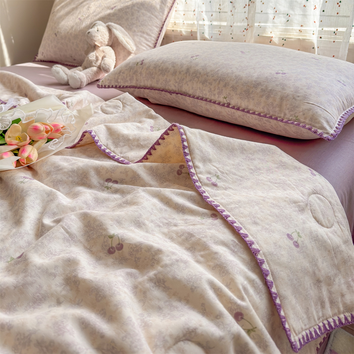 91家纺网 家纺一手货源 找家纺 被窝家纺 2026春夏新款贝壳边全棉双层纱大豆夏凉被空调被夏被四件套 车厘子