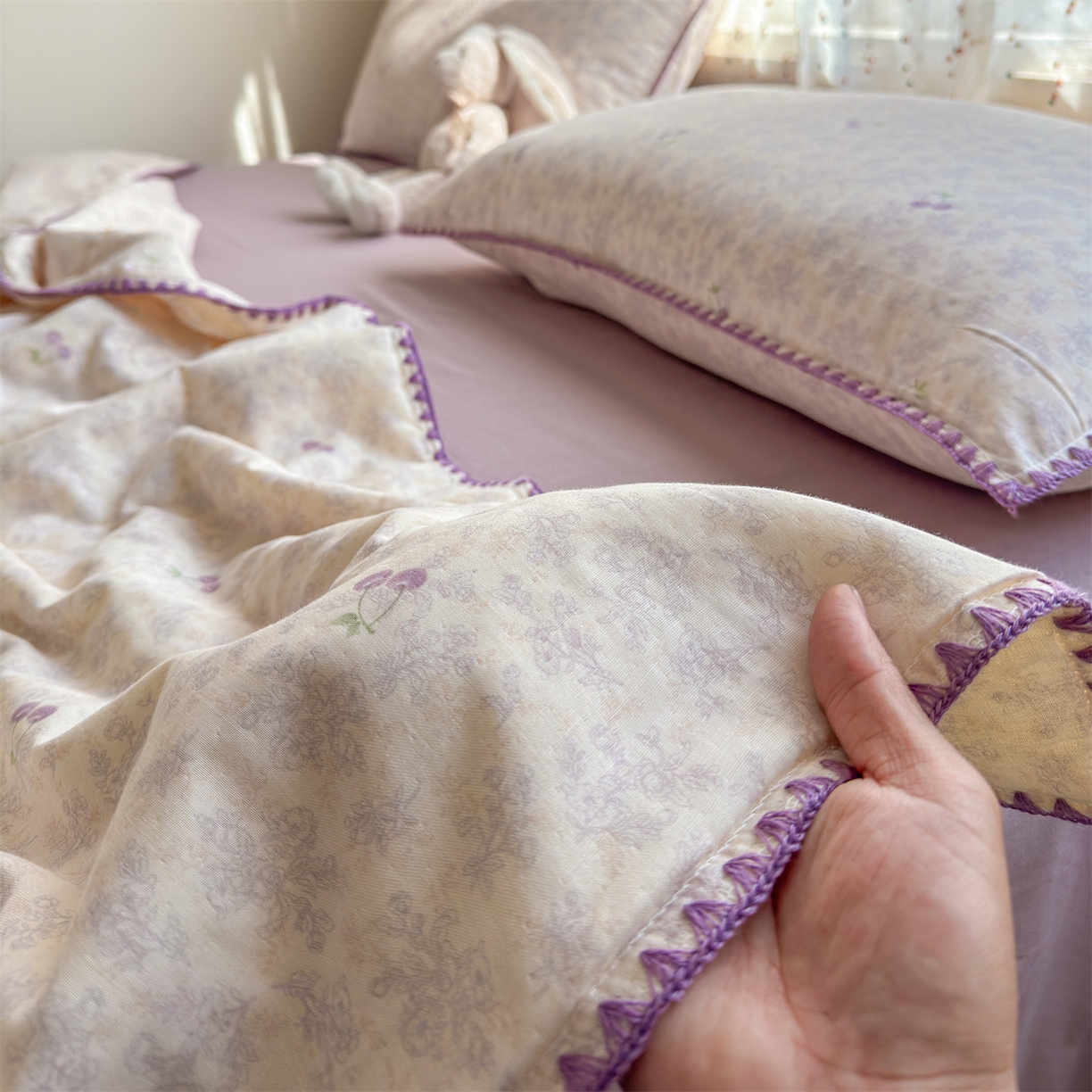 91家纺网 家纺一手货源 找家纺 被窝家纺 2026春夏新款贝壳边全棉双层纱大豆夏凉被空调被夏被四件套 车厘子