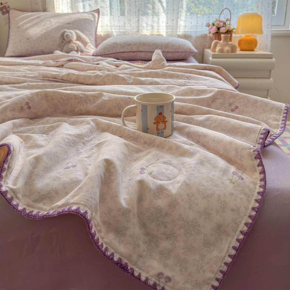 91家纺网 家纺一手货源 找家纺 被窝家纺 2026春夏新款贝壳边全棉双层纱大豆夏凉被空调被夏被四件套 车厘子