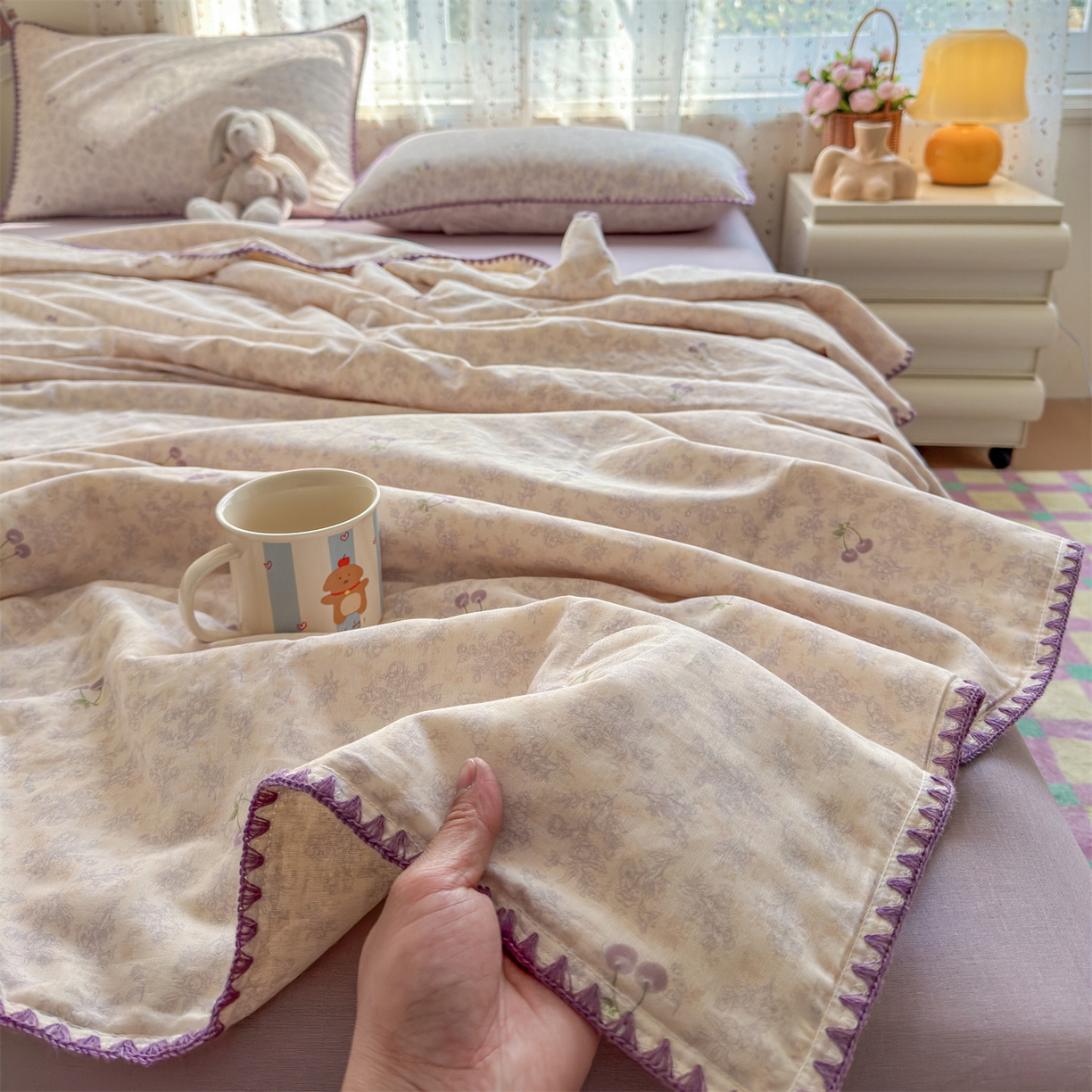 91家纺网 家纺一手货源 找家纺 被窝家纺 2026春夏新款贝壳边全棉双层纱大豆夏凉被空调被夏被四件套 车厘子