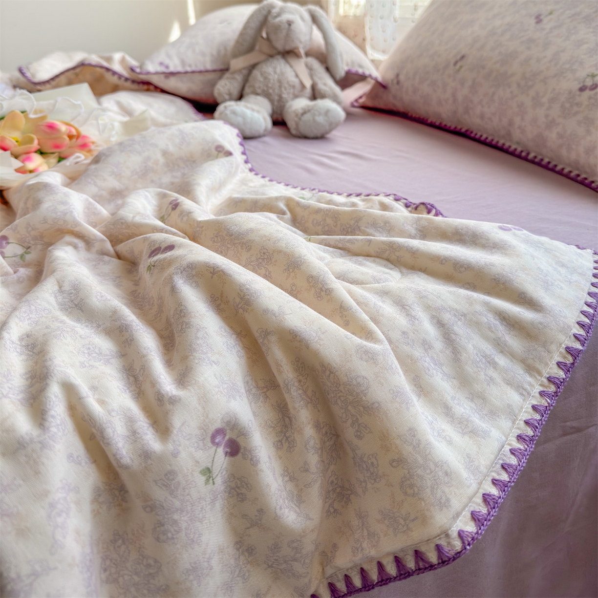 91家纺网 家纺一手货源 找家纺 被窝家纺 2026春夏新款贝壳边全棉双层纱大豆夏凉被空调被夏被四件套 车厘子