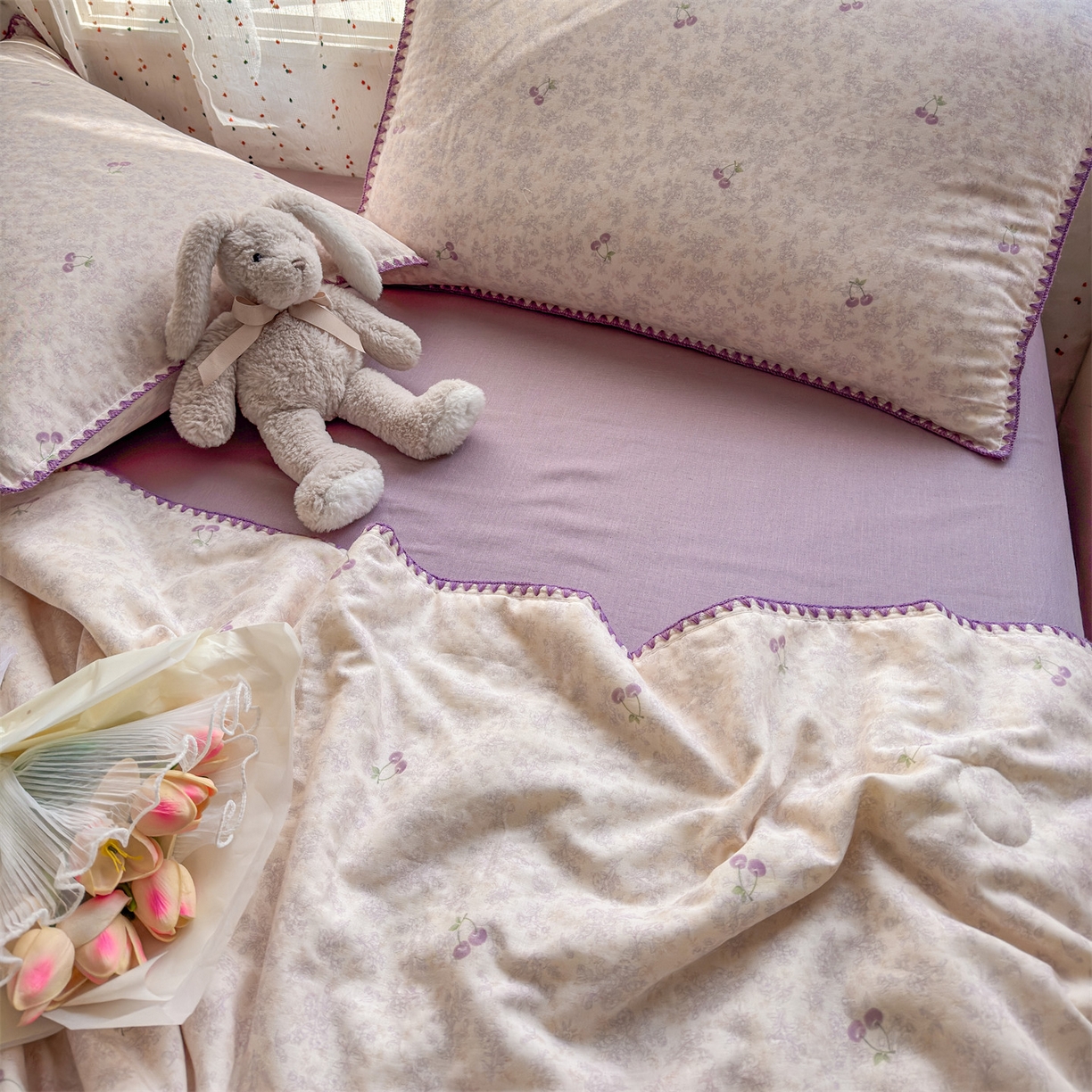 91家纺网 家纺一手货源 找家纺 被窝家纺 2026春夏新款贝壳边全棉双层纱大豆夏凉被空调被夏被四件套 车厘子