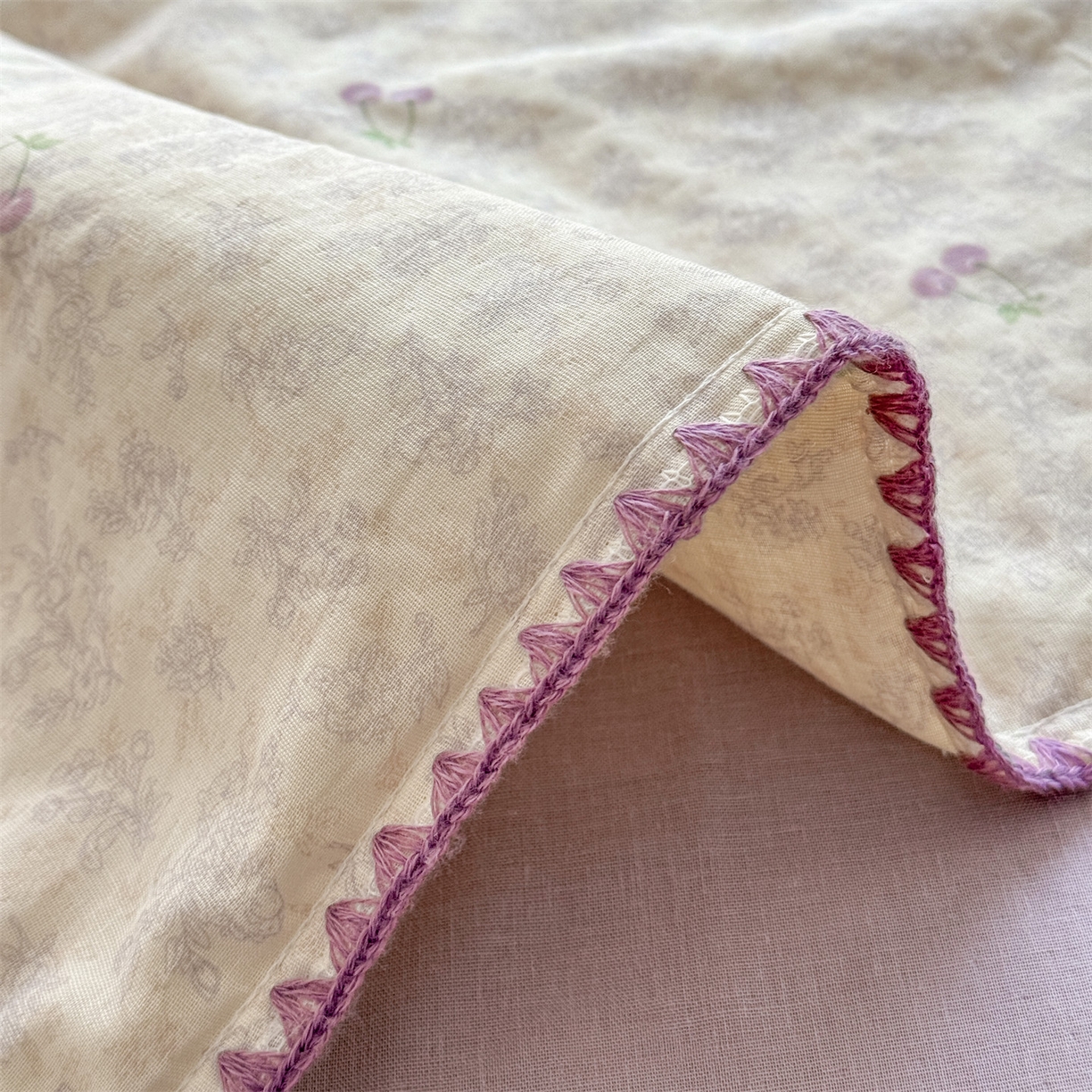 91家纺网 家纺一手货源 找家纺 被窝家纺 2026春夏新款贝壳边全棉双层纱大豆夏凉被空调被夏被四件套 车厘子