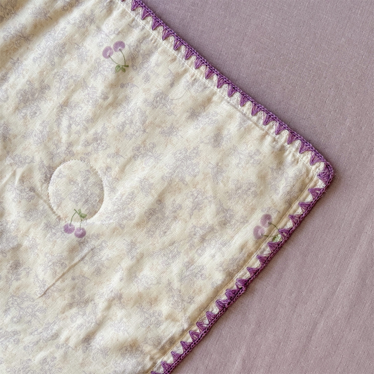 91家纺网 家纺一手货源 找家纺 被窝家纺 2026春夏新款贝壳边全棉双层纱大豆夏凉被空调被夏被四件套 车厘子