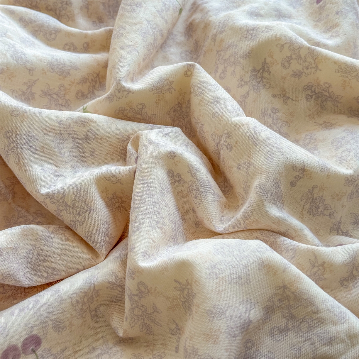 91家纺网 家纺一手货源 找家纺 被窝家纺 2026春夏新款贝壳边全棉双层纱大豆夏凉被空调被夏被四件套 车厘子