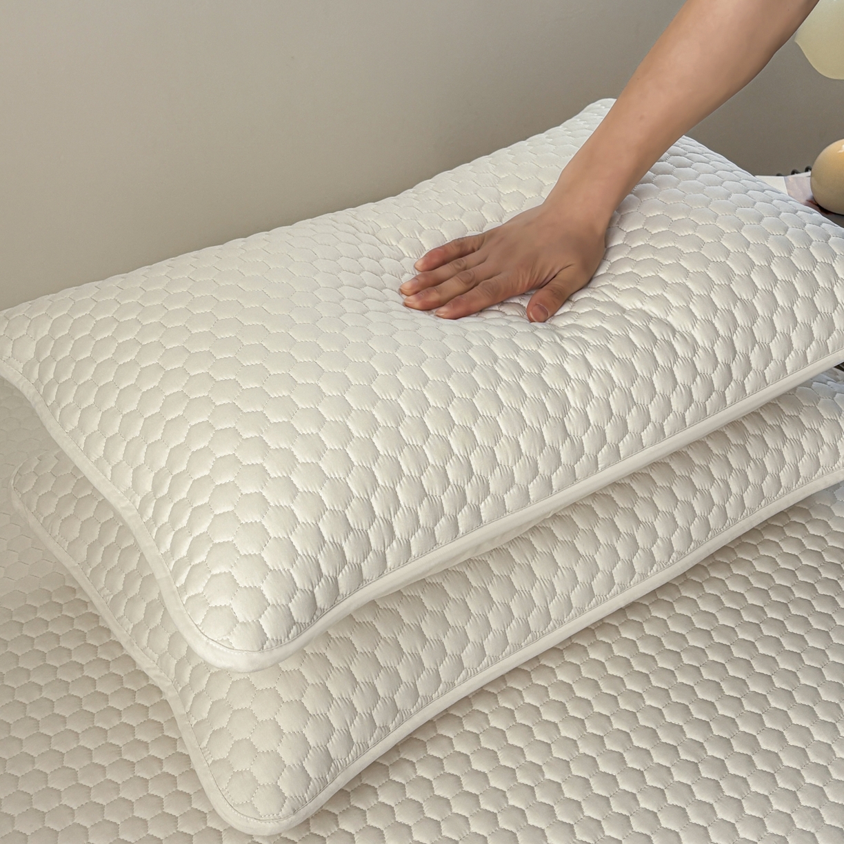 91家纺网 家纺一手货源 找家纺 居眠 2026新款微笑全棉夹棉单枕套枕套单件 微笑-白色