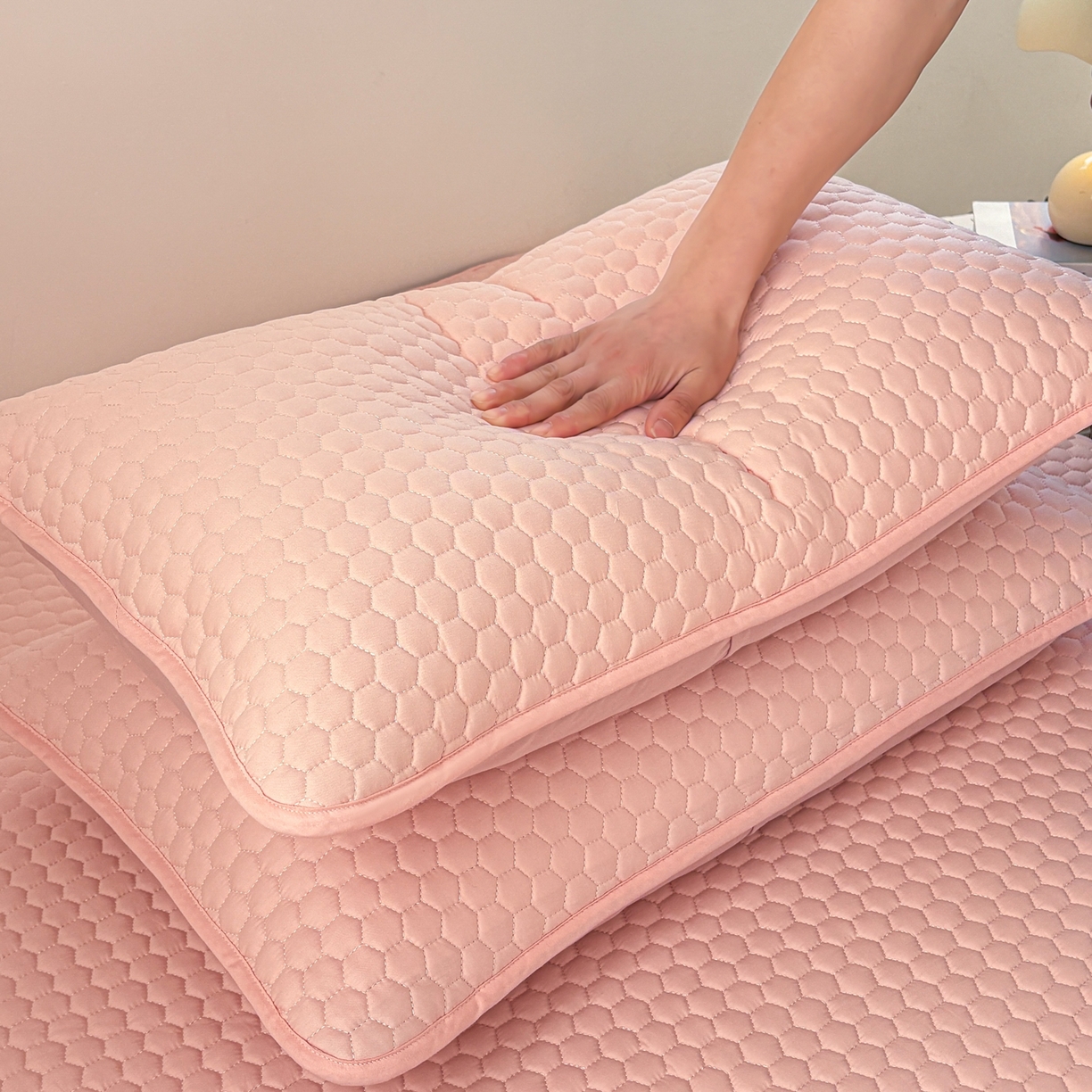 91家纺网 家纺一手货源 找家纺 居眠 2026新款微笑全棉夹棉单枕套枕套单件 微笑-粉色