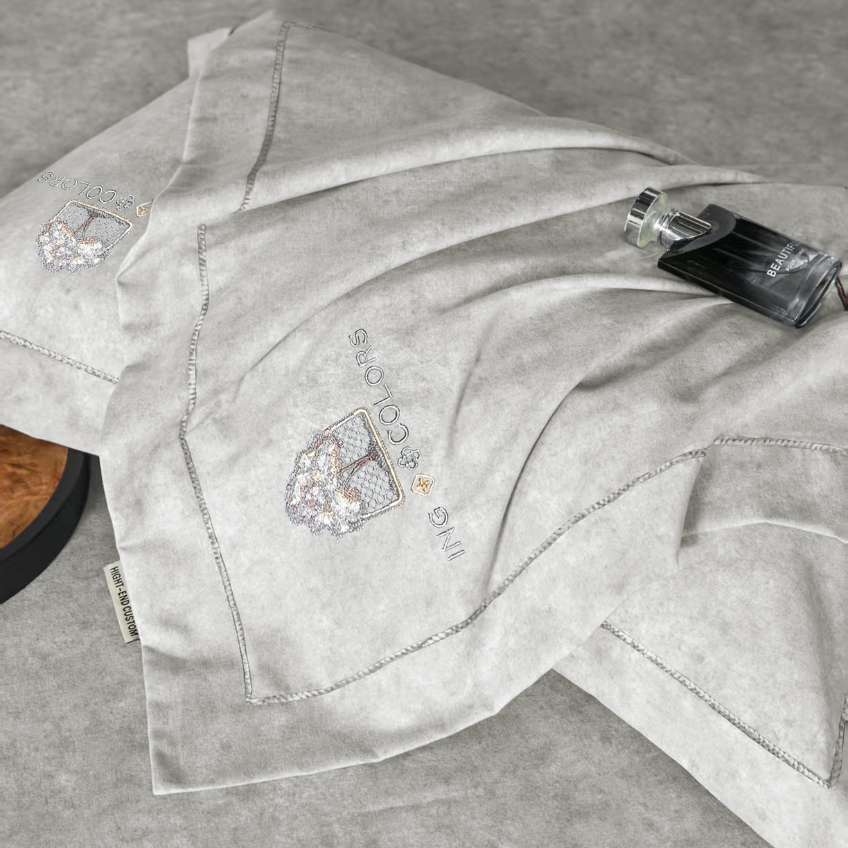 91家纺网 家纺一手货源 找家纺 玖玖爱家纺 2026新款波尔卡全棉全工艺AB版刺绣四件套 银灰