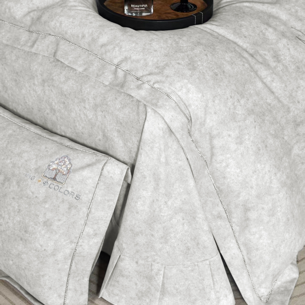 91家纺网 家纺一手货源 找家纺 玖玖爱家纺 2026新款波尔卡全棉全工艺AB版刺绣四件套 银灰