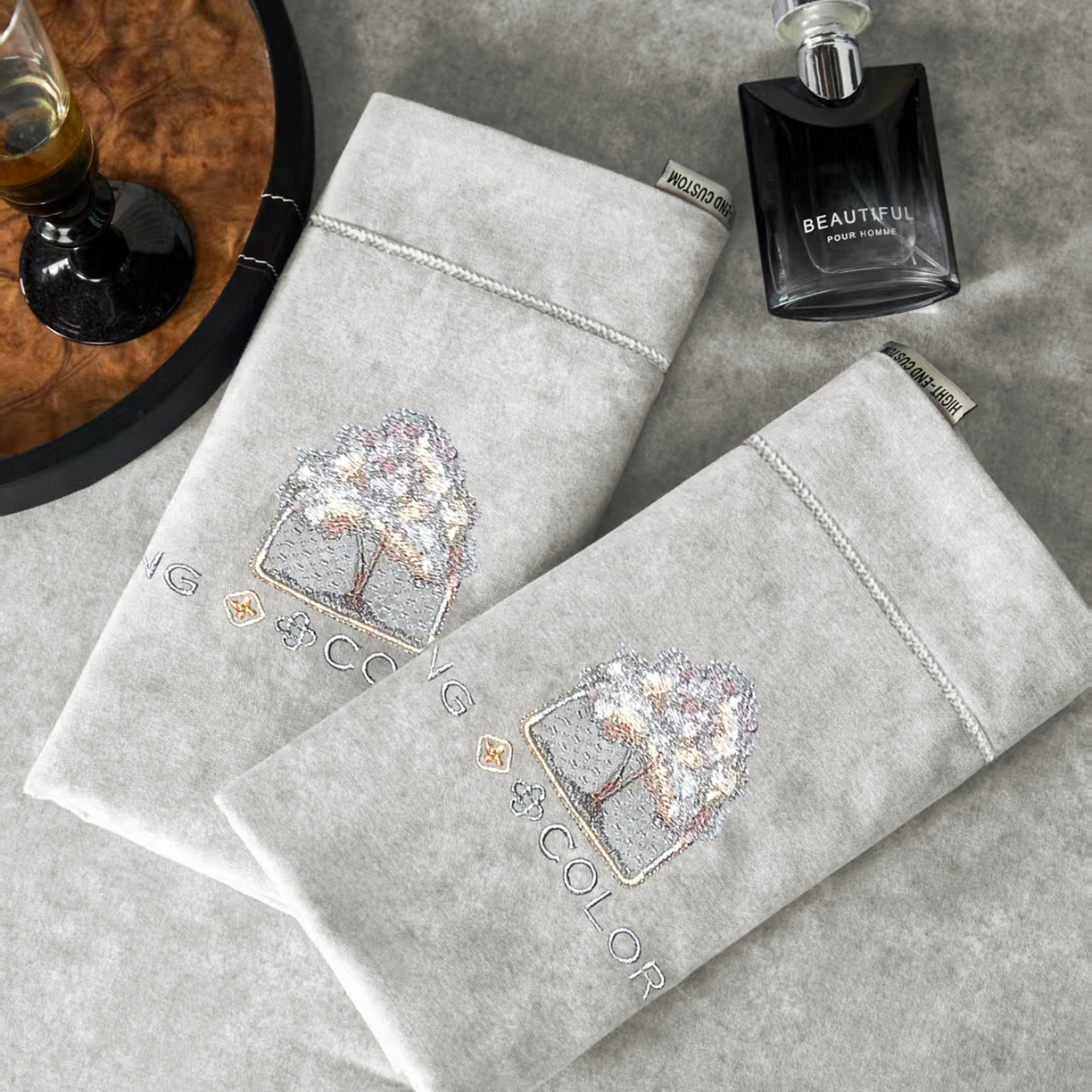 91家纺网 家纺一手货源 找家纺 玖玖爱家纺 2026新款波尔卡全棉全工艺AB版刺绣四件套 银灰